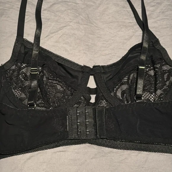 Elegant Black Lace Bralette - Picture 4 of 4